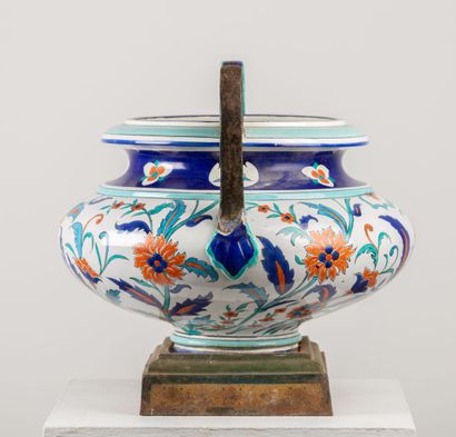 null Manufacture de Jules VIEILLARD à Bordeaux.

Vase à anses en faïence à décor...