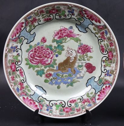 null SAMSON, in the taste of China.

Two plates in polychrome porcelain, one decorated...
