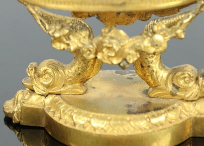 null Paire de supports aux dauphins, en bronze doré.

XIXème siècle.

H_5,9 cm L_9,5...