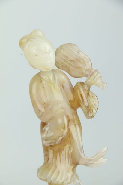 null CHINA.

Two statuettes of guanyins in agate.

H_10,5 cm and 11,5 cm, one is...