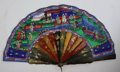 null CHINA, Canton.

Fan, the leaf painted with gouache of court scenes.

The frame...