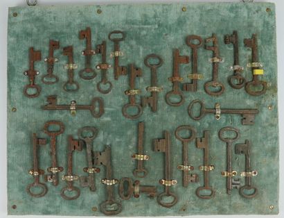 null Collection of old keys, presented on a panel lined with velvet.

L_8,5 cm to...