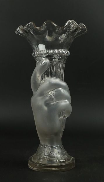 null Vase in molded glass held by a hand.

Around 1900.

H_20,7 cm