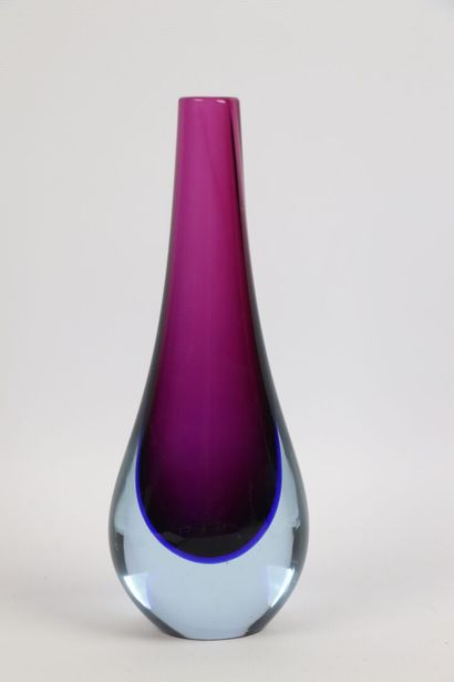 null MURANO.

Vase in free form in purple, blue and colorless glass.

Years 1950-60.

H_25,5...