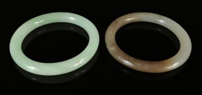 null CHINA.

Two jade bracelets.

D_7,8 cm and 8,1 cm