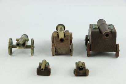 null Set of five composite miniature cannons in wood, cast iron and brass.

L_6 cm...