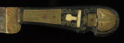 null Oriental knife, the handle in ebony inlaid with brass and bone threads.

It...
