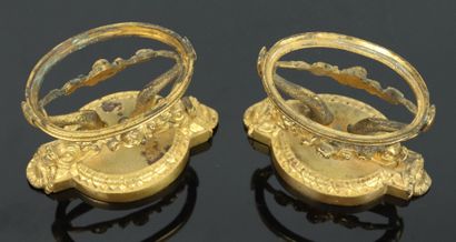 null Pair of gilt bronze dolphin stands.

19th century.

H_5,9 cm L_9,5 cm