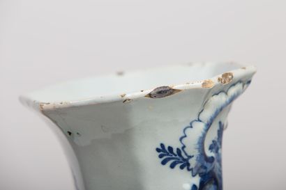 null DELFT, manufacture with the axe.

Vase horn in faience with decoration in blue...