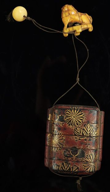 null JAPAN.

Inro with five squares, in lacquer, with gold and black decoration on...