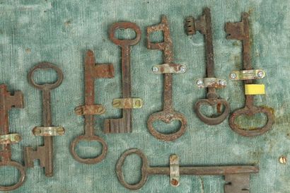 null Collection de clefs anciennes, présentées sur un panneau garni de velours.

L_8,5...