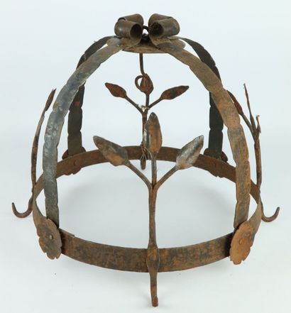 null Crown of office in wrought iron.

XIXth century.

H_29 cm L_38,5 cm