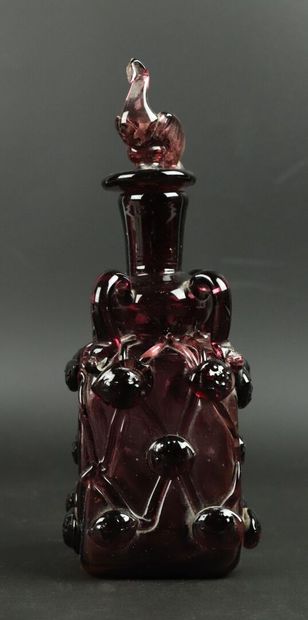 null Violet blown glass bottle, the stopper decorated with a swan.

H_19,5 cm