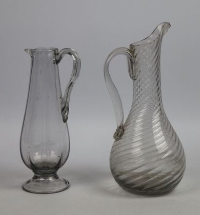 null Two cider jugs in blown glass.

18th century.

H_23,5 cm and 19,5 cm, shock...