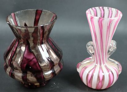 null MURANO.

Vase en de forme libre en verre violet, bleu et incolore.

Années 1950-60.

H_25,5...