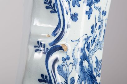 null DELFT, manufacture à la hache.

Vase cornet en faÎence à décor en camaïeu bleu...