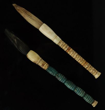 null CHINA.

Two calligrapher's brushes in bone.

L_28,5 cm and 26,5 cm