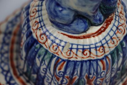 null DELFT, in the taste of.

Covered earthenware pot with polychrome decoration,...