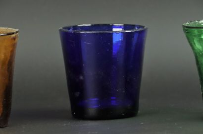 null Suite of five luminaries of colors out of glass, old.

H_6,5 cm to 7,2 cm