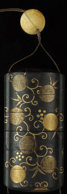 null JAPAN.

Inro with six squares, in lacquer, with gold decoration on black background.

Edo...