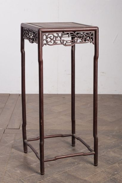 null CHINE.

Sellette en bois exotique ajouré et sculpté.

XIXème siècle.

H_68 cm...