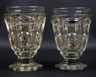 null Suite de quatre verres en verre moulé et décor or.

XIXème siècle.

H_13,3 cm,...