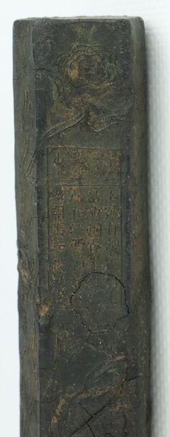 null CHINA.

Ink stick decorated with dragons and calligraphies.

19th century.

L_14,7...
