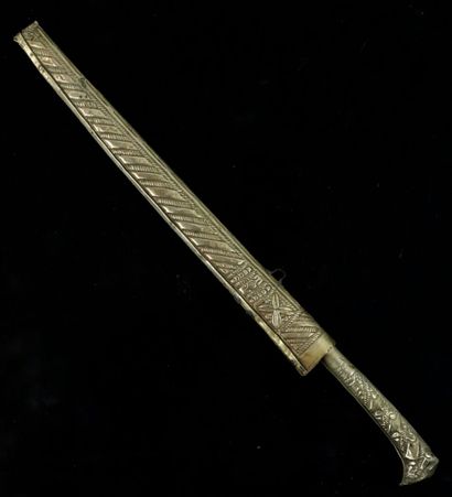 null Ottoman bishaq in embossed metal and iron and scabbard.

L_37,2 cm