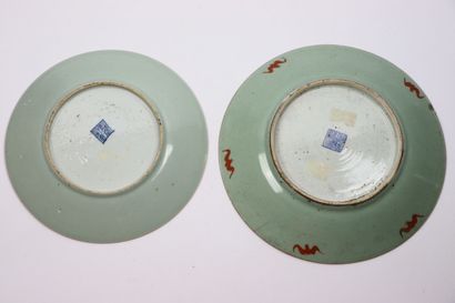 null CHINE, Canton.

Assiette et petit plat en porcelaine à décor polychrome pour...