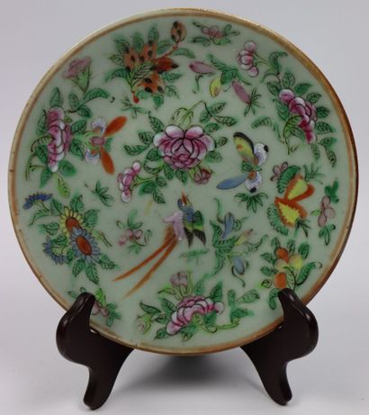null CHINA, Canton.

Set of five porcelain plates with polychrome decoration of flowers,...