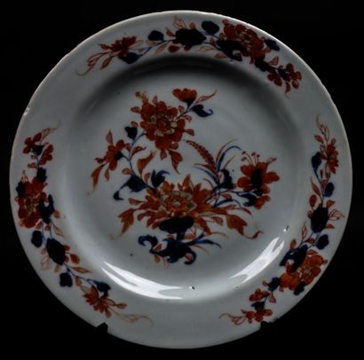 null CHINA and JAPAN.

Set of three plates with Imari decoration.

XVIIIth century.

D_21,6...