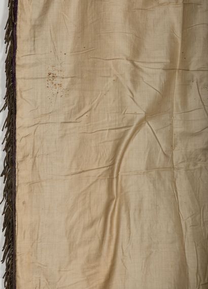 null Panneau de tissu estampé à fond violet, et bandeau violet et or.

H_286 cm L_123...