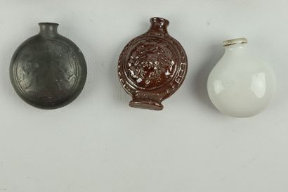 null Collection of nine stoneware, porcelain and pewter snuff shakers.

H_6,3 to...
