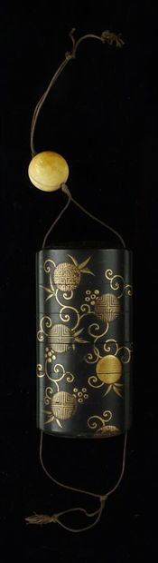 null JAPAN.

Inro with six squares, in lacquer, with gold decoration on black background.

Edo...