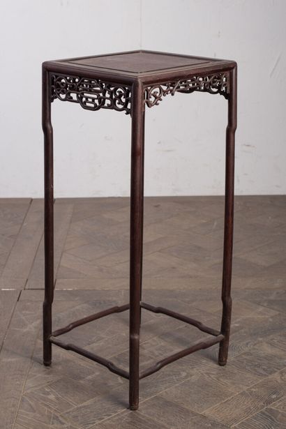 null CHINE.

Sellette en bois exotique ajouré et sculpté.

XIXème siècle.

H_68 cm...