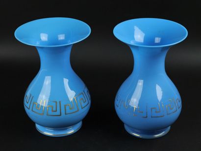null Pair of turquoise opaline vases, frieze of gold Greek.

Napoleon III period.

H_19...