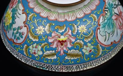 null CHINA, Canton.

Polychrome enamel bowl decorated with cartouches in flowery...