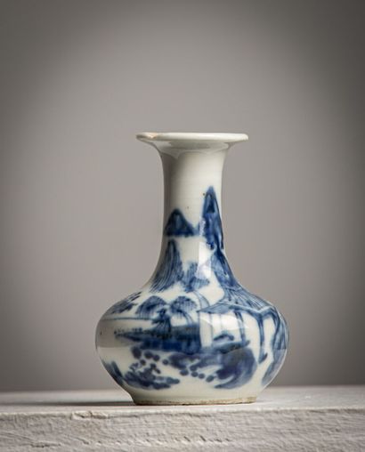 CHINE ou VIETNAM. 
Vase en porcelaine à décor...