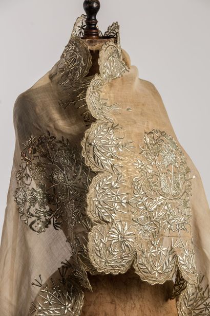null Cotton cape embroidered with gold threads.

L_88 cm l_88 cm, approximately,...