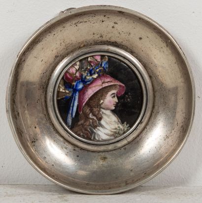 null Enamelled brass knob decorated with a woman in profile.

D_2,8 cm, in a frame...