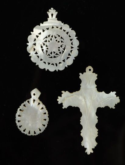 null Set of mother-of-pearl carved plates and pendants, some openwork.

It includes...