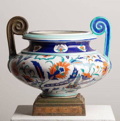 null Manufacture de Jules VIEILLARD à Bordeaux.

Vase à anses en faïence à décor...