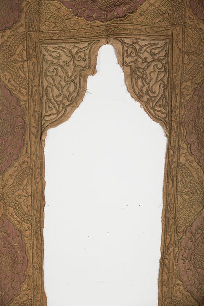 null Ottoman door.

Embroidered satin and metallic threads.

Turkey, Ottoman Empire,...