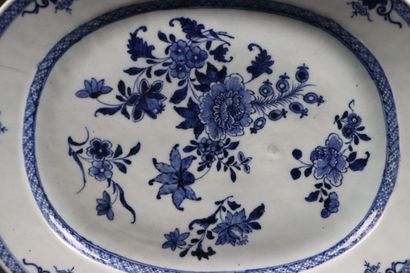 null CHINA.

Oval porcelain dish with floral decoration in blue monochrome.

XVIIIth...