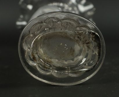 null Vase en verre moulé tenu par une main.

Vers 1900.

H_20,7 cm