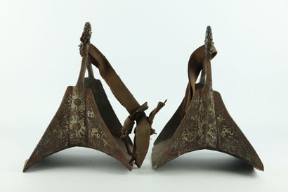 null Pair of Ottoman stirrups with stylized silver decoration.

19th century.

H_23...