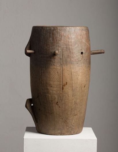 null Important monoxyle mortar, probably African.

The body partially engraved.

H_46...