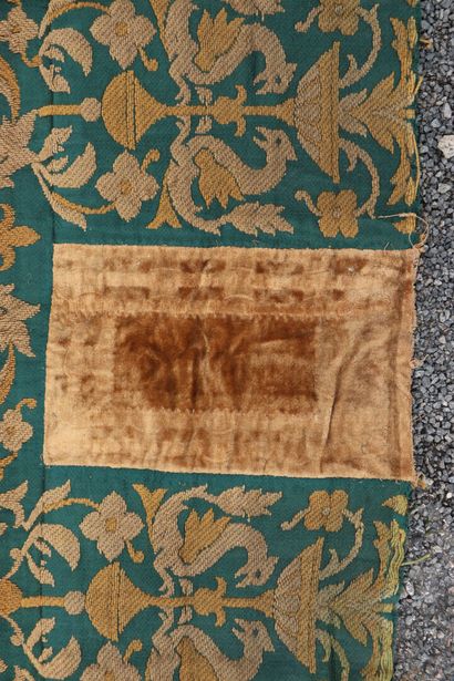 null Element of tapestry to the point, forming a U, with decoration of winged chimeras...