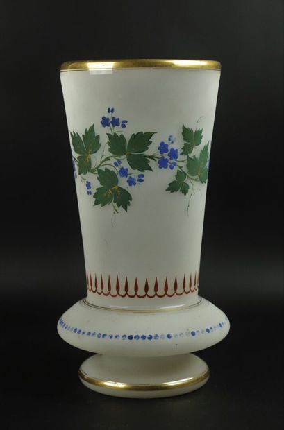 null Vase en opaline blanche à décor de lierre.

Epoque Napoléon III.

H_28 cm