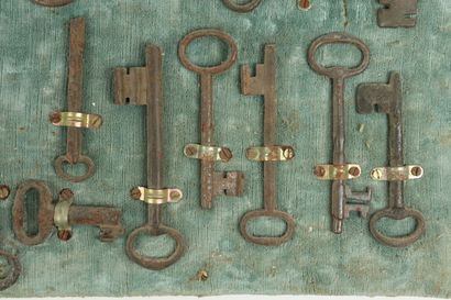 null Collection de clefs anciennes, présentées sur un panneau garni de velours.

L_8,5...